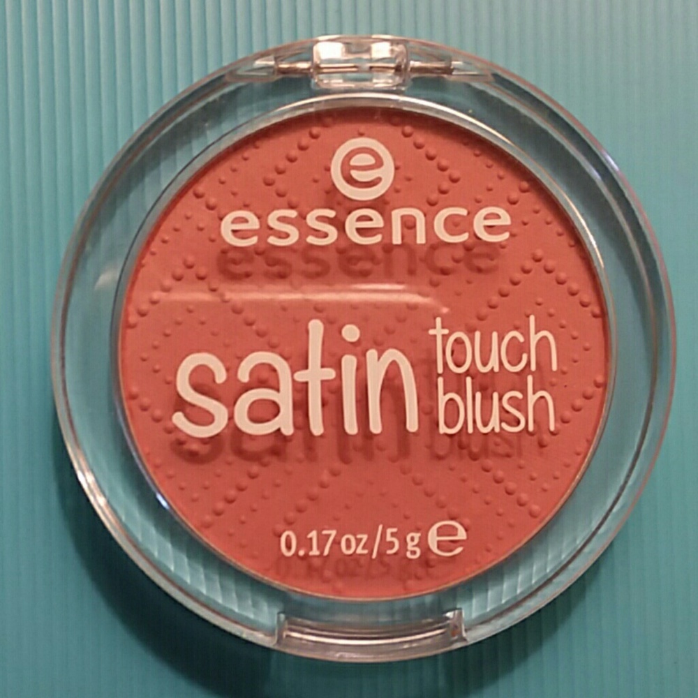 Essence satin touch blush Satin Coral